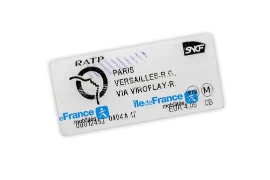 Parigi, Francia - August 10, 2023:  ticket of Paris to Versailles metro line of company Ratp (R&eacute;gie autonome des transports parisiens) isolated on white with clipping path included