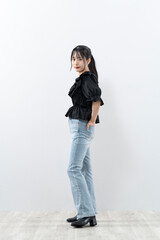 Fototapeta premium デニムを履いた若い女性
