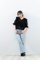 Fototapeta premium デニムを履いた若い女性