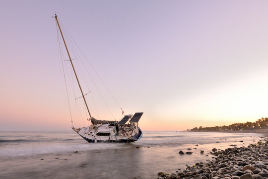 velero encallado en una playa de Marbella 