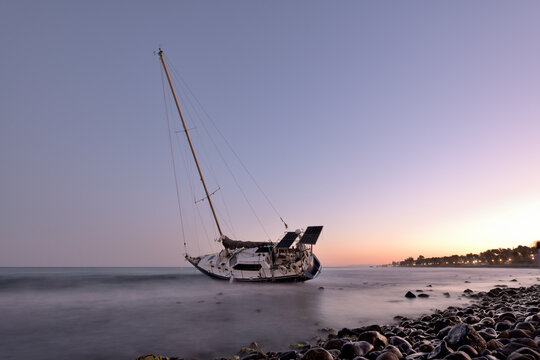 velero encallado en una playa de Marbella 