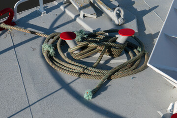 taquet et cordages sur le pont d'un bateau