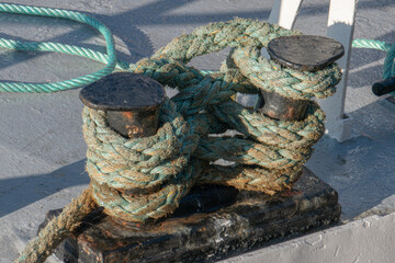 taquet et cordage sur le pont d'un bateau