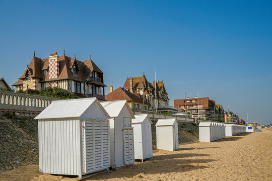 Cabourg, cabines de plage et villas belle &eacute;poque sur la promenade Marcel Proust