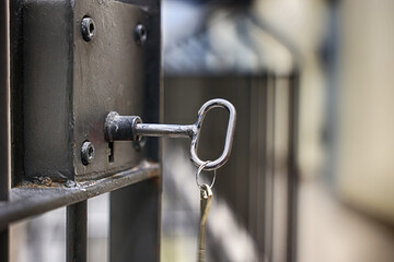 Klucz do kraty wejściowej w zakładzie karnym. Więzienie.  © FotoDax