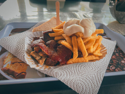 Pommes wei&szlig; mit Currywurst