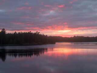 Obraz premium dramatic sunset on a forest lake