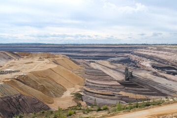 Braunkohle Tagebau mit großem Bagger