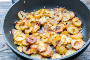 bratkartoffel in der pfanne beim braten 