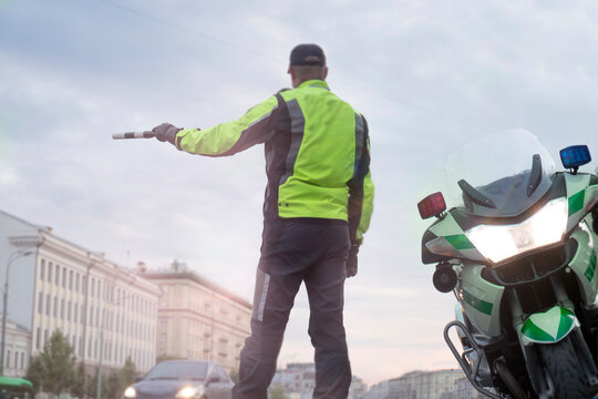 police officer stops a car