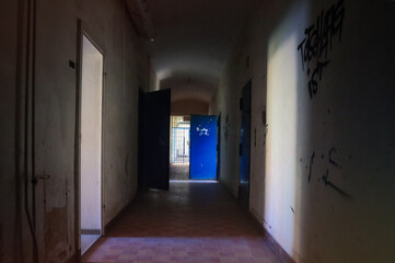 Obraz premium corridor in the old building - Jail - Gefängnis - Verlassener Ort - Urbex / Urbexing - Lost Place - Artwork - Creepy - Lostplace - Lostplaces - Abandoned - High quality photo 