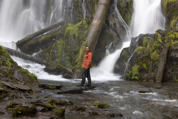Obraz premium Hiker enjoying the waterfall
