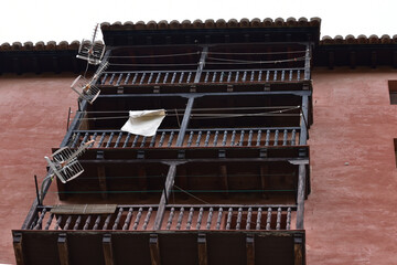 Fototapeta na wymiar Balcón en una fachada de edificio antiguo en la ciudad de Albarracín, España