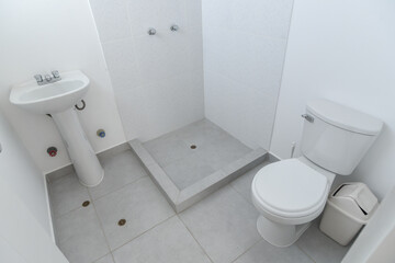 baño de departamento con ducha, lavabo y wc