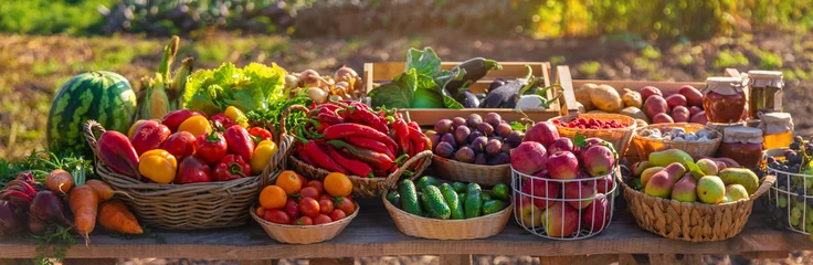 Foto op Plexiglas Fruits and vegetables at the farmers market. Selective focus. © yanadjan