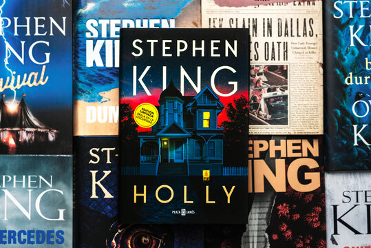 Close-up of the book in spanish Holly by American novelist Stephen King