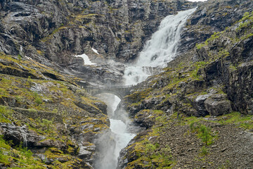 Obraz premium waterfall along the narrow mountain road at the Trollstigen
