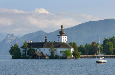 Fototapeta na wymiar Traunsee mountain lake in Austrian Alps. Austria landscape in Salzkammergut region, Europe 