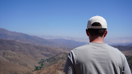 homme de dos qui regarde un paysage