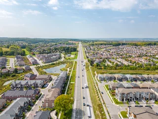 Foto auf Glas Explore stunning drone photos capturing the beauty of Newmarket, Ontario, featuring Davis Dr West, Bathurst St, and Yonge Street. Aerial views of these iconic locations and more await you." © contentzilla