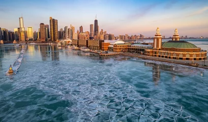 Schilderijen op glas Aerial Chicago skyline at sunrise with a view of the navy pier and frozen lake Michigan © Syed Mohsin Raza Naqvi/Wirestock Creators