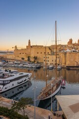 Obraz premium Ships docked at the Vittoriosa Yacht Marina in the morning in Malta
