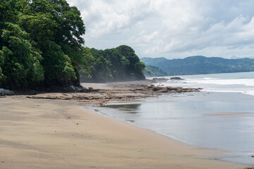 Paseo por la playa tropical de Panamá 