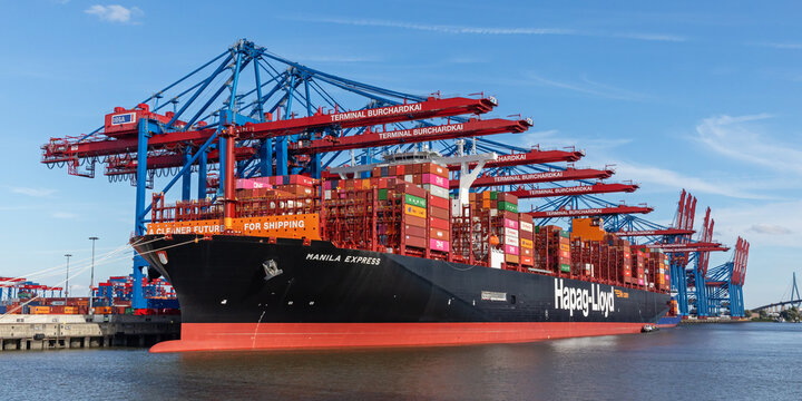 Der Containerriese Manila Express, das neueste Schiff von Hapag-Lloyd im Hamburger Hafen. Das Schiff kann mit LNG oder Diesel angetrieben werden. Hamburg, Deutschland am 20. September 2023.