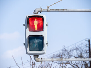 赤が点灯している歩行者用信号機。
 - obrazy, fototapety, plakaty