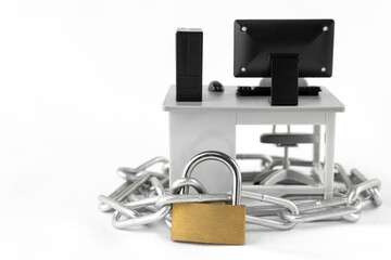 オモチャのパソコンと事務机と鎖