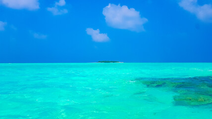 Fototapeta na wymiar Natural tropical turquoise sandbank islands Madivaru Finolhu Rasdhoo Atoll Maldives.
