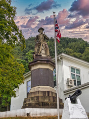 Statue of a civil war Union soldier with rifle in hand seated on a stack of logs in Pomeroy Ohio near the Meigs county Courthouse - obrazy, fototapety, plakaty