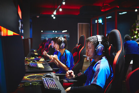 eSportsカフェでゲームをする男性プレーヤーチーム