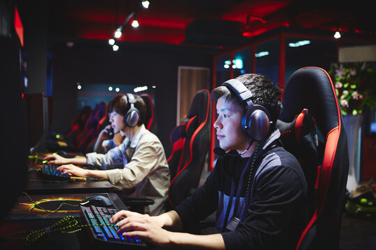 eSportsカフェでゲームをする男性プレーヤーチーム