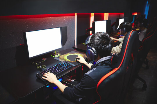 eSportsカフェでゲームをする男性プレーヤーチーム