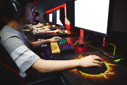 eSportsカフェでゲームをする男性プレーヤー