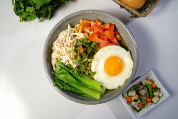 chicken noodles with fried egg
