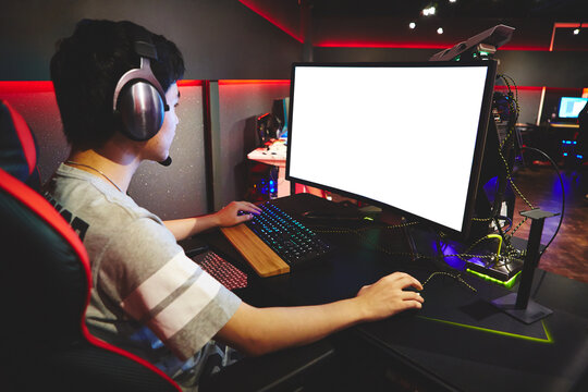 eSportsカフェでゲームをする男性プレーヤー