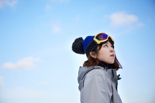 空を見上げる女性