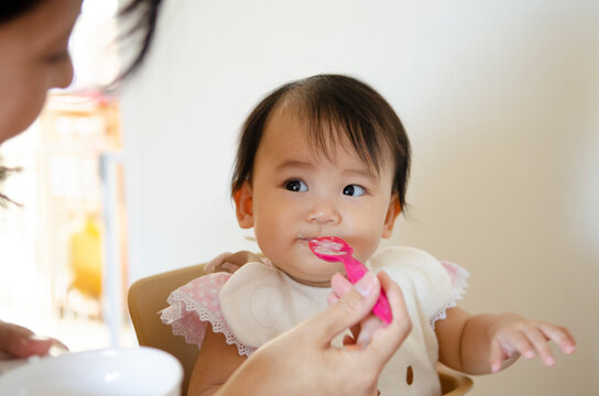 離乳食を食べている赤ちゃん