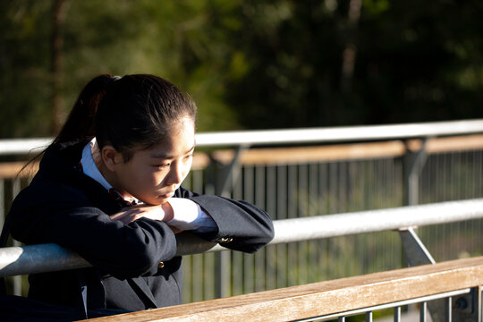 悩んでいる制服姿の女子学生