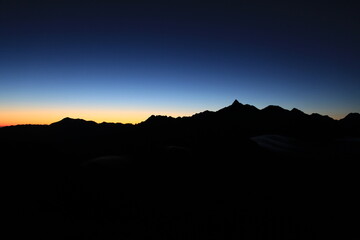 夜明けの北アルプスの槍ヶ岳