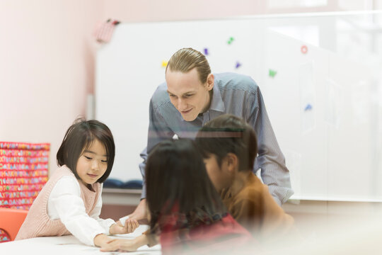 英語の授業をする先生と子供たち