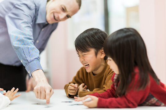 英語の授業をする先生と子供たち