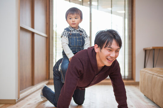 息子の馬になる父親