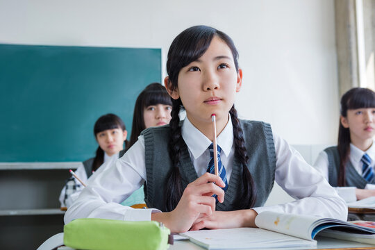 授業を受ける女子中学生