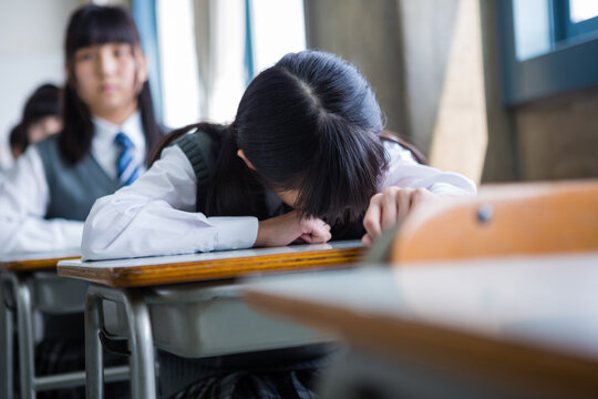居眠りする女子中学生