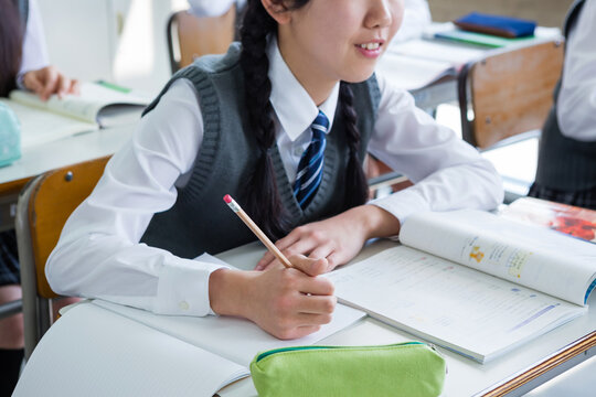 授業を受ける女子中学生