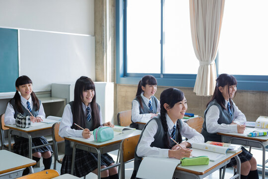 授業を受ける女子中学生
