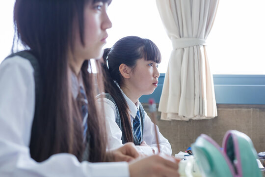 授業を受ける女子中学生